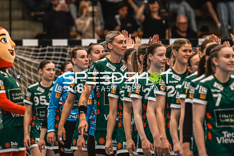 Szene mit Lara Däuble (95; Frisch auf Göppingen Frauen) und Teamkollegen