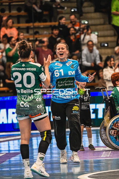 Szene mit Louisa De Bellis (20; Frisch auf Göppingen Frauen) und Celina Meißner (61; Frisch auf Göppingen Frauen)