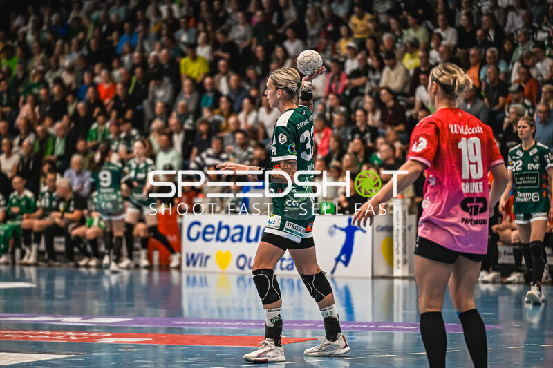 Szene mit Luisa Schulze (33; Frisch auf Göppingen Frauen) und Lea Gruber (19; SV Halle-Neustadt)