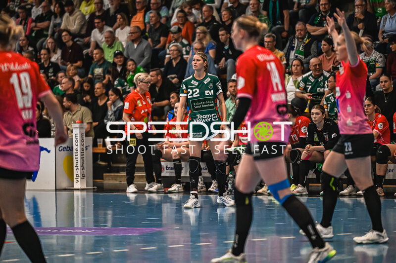 Szene mit Sina Ehmann (22; Frisch auf Göppingen Frauen) und Lea Gruber (19; SV Halle-Neustadt)