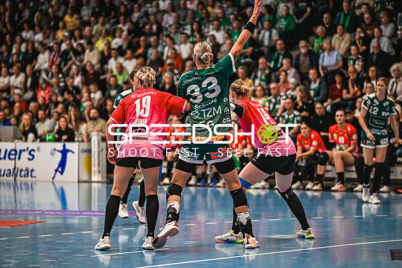 Szene mit Lea Gruber (19; SV Halle-Neustadt) und Luisa Schulze (33; Frisch auf Göppingen Frauen)