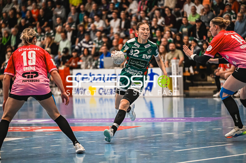 Szene mit Haruno Sasaki (32; Frisch auf Göppingen Frauen) und Lea Gruber (19; SV Halle-Neustadt)