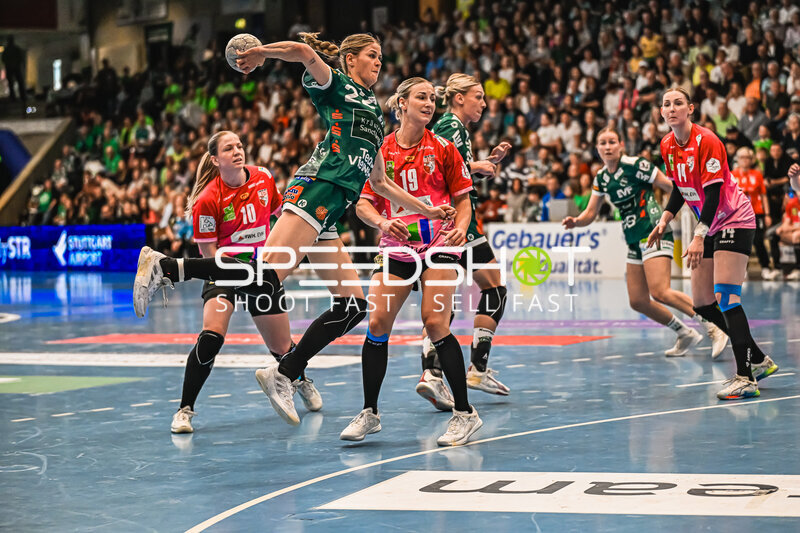 Szene mit Nicola Merz (23; Frisch auf Göppingen Frauen) und Lea Gruber (19; SV Halle-Neustadt)