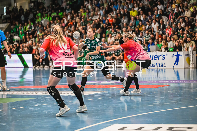 Szene mit Haruno Sasaki (32; Frisch auf Göppingen Frauen) und Viktoria Marksteiner (10; SV Halle-Neustadt)