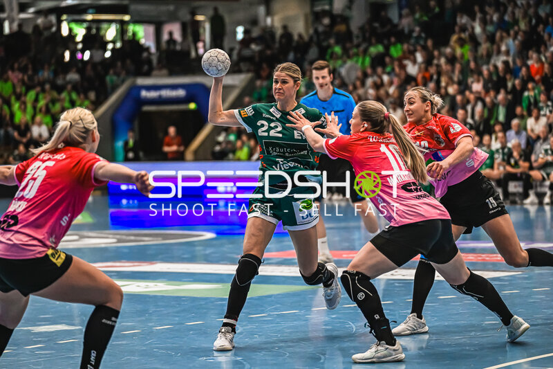 Szene mit Sina Ehmann (22; Frisch auf Göppingen Frauen) und Viktoria Marksteiner (10; SV Halle-Neustadt)