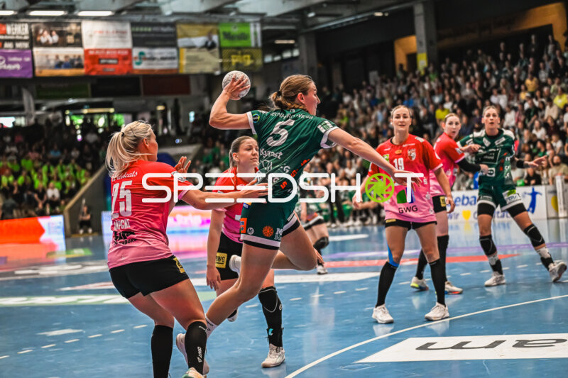 Szene mit Ann Kynast (5; Frisch auf Göppingen Frauen) und Lilli Röpcke (25; SV Halle-Neustadt)