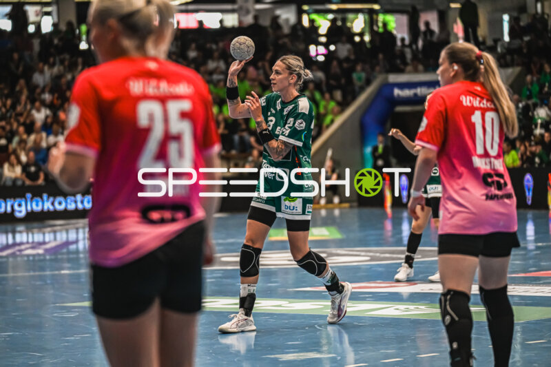 Szene mit Aylin Bornhardt (13; Frisch auf Göppingen Frauen) und Lilli Röpcke (25; SV Halle-Neustadt)