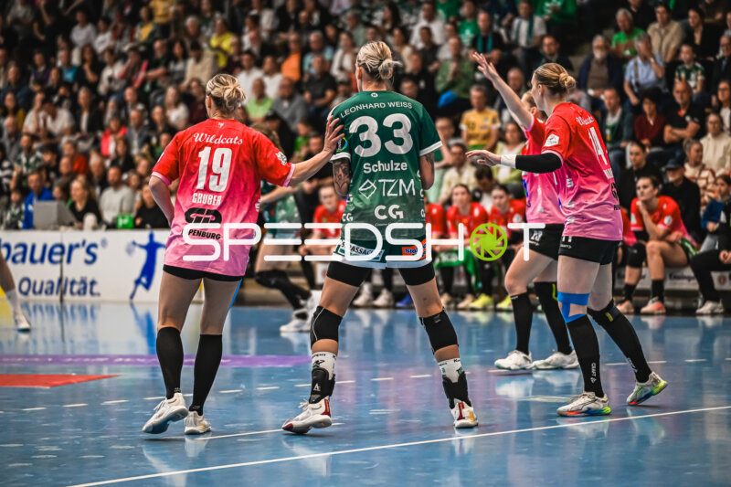 Szene mit Lea Gruber (19; SV Halle-Neustadt) und Luisa Schulze (33; Frisch auf Göppingen Frauen)