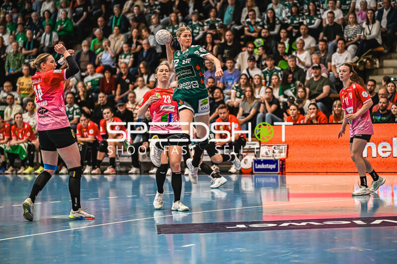 Szene mit Sina Ehmann (22; Frisch auf Göppingen Frauen) und Marie Polakova (23; SV Halle-Neustadt)