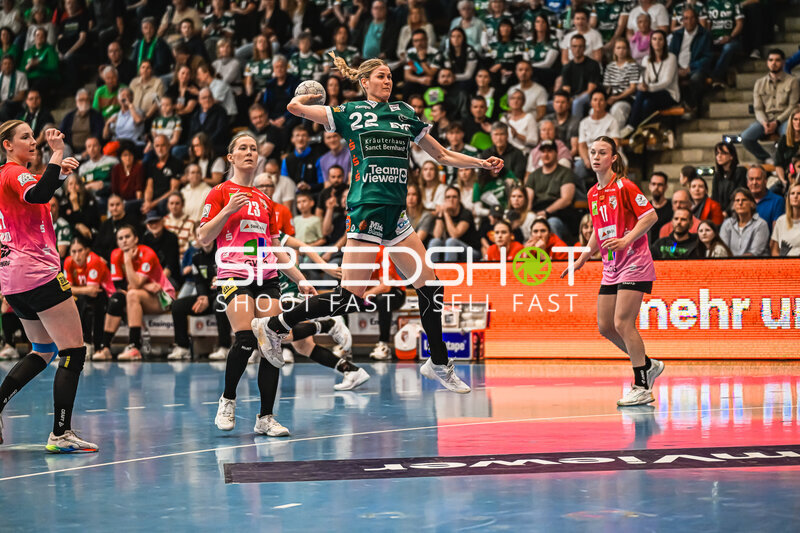 Szene mit Sina Ehmann (22; Frisch auf Göppingen Frauen) und Marie Polakova (23; SV Halle-Neustadt)