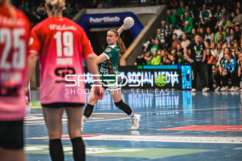Szene mit Lea Gruber (19; SV Halle-Neustadt) und Louisa De Bellis (20; Frisch auf Göppingen Frauen)