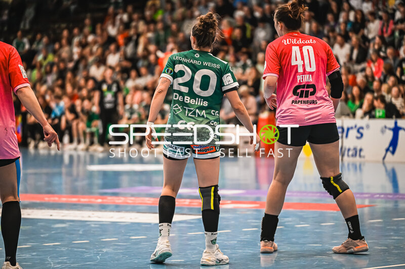 Szene mit Louisa De Bellis (20; Frisch auf Göppingen Frauen) und Tena Petika (40; SV Halle-Neustadt)