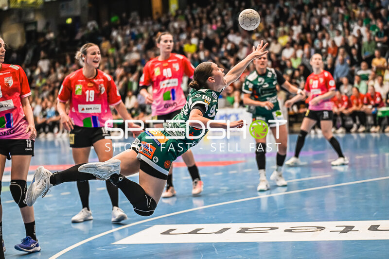 Szene mit Lea Gruber (19; SV Halle-Neustadt) und Sophia Marie Mohr (27; Frisch auf Göppingen Frauen)