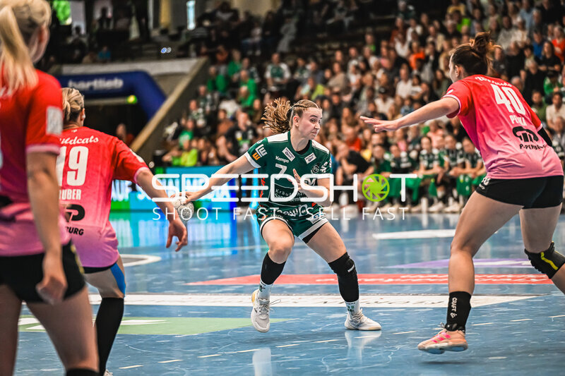 Szene mit Lea Watzl (7; Frisch auf Göppingen Frauen) und Lea Gruber (19; SV Halle-Neustadt)