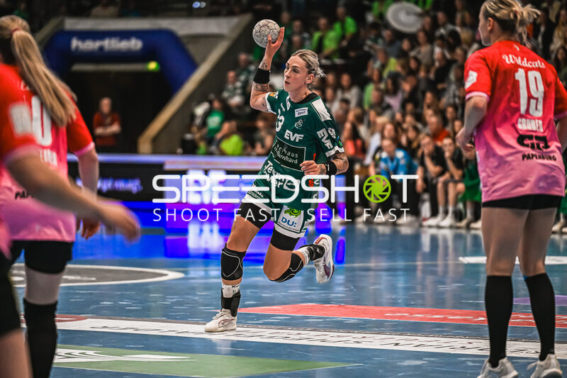 Szene mit Nicola Merz (23; Frisch auf Göppingen Frauen) und Lea Gruber (19; SV Halle-Neustadt)