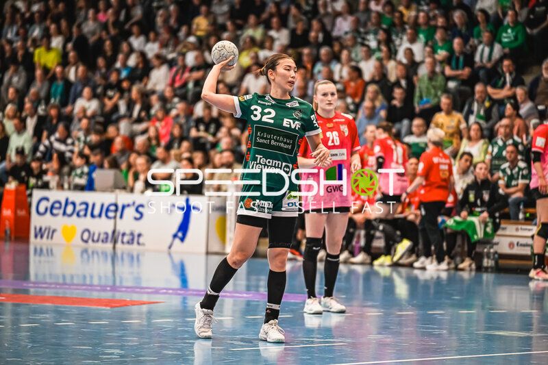 Szene mit Haruno Sasaki (32; Frisch auf Göppingen Frauen) und Cara Reuthal (26; SV Halle-Neustadt)