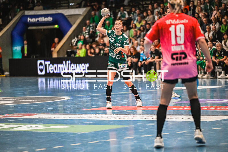 Szene mit Haruno Sasaki (32; Frisch auf Göppingen Frauen) und Lea Gruber (19; SV Halle-Neustadt)