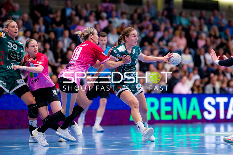 Szene mit Luisa Schulze (33; Frisch auf Göppingen Frauen) und Lea Gruber (19; SV Halle-Neustadt)