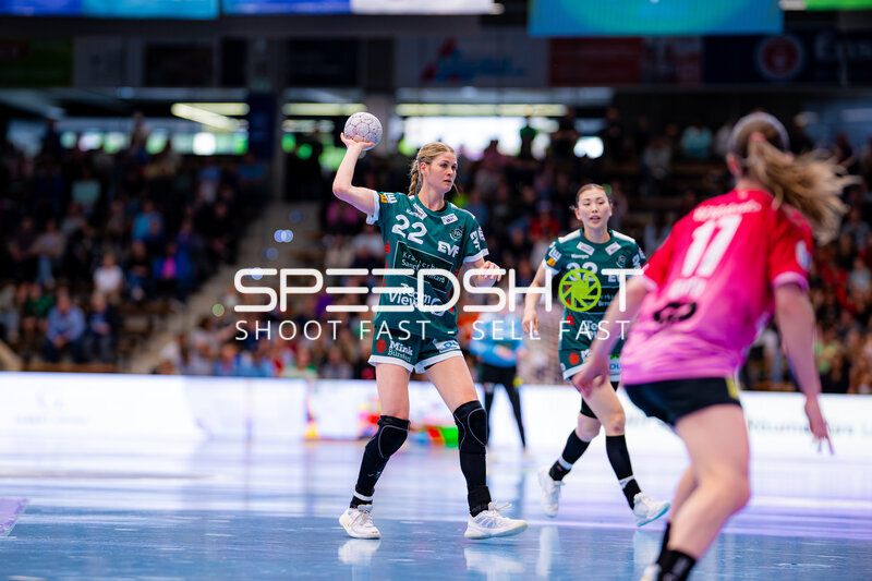 Szene mit Sina Ehmann (22; Frisch auf Göppingen Frauen) und Emma Hertha (17; SV Halle-Neustadt)