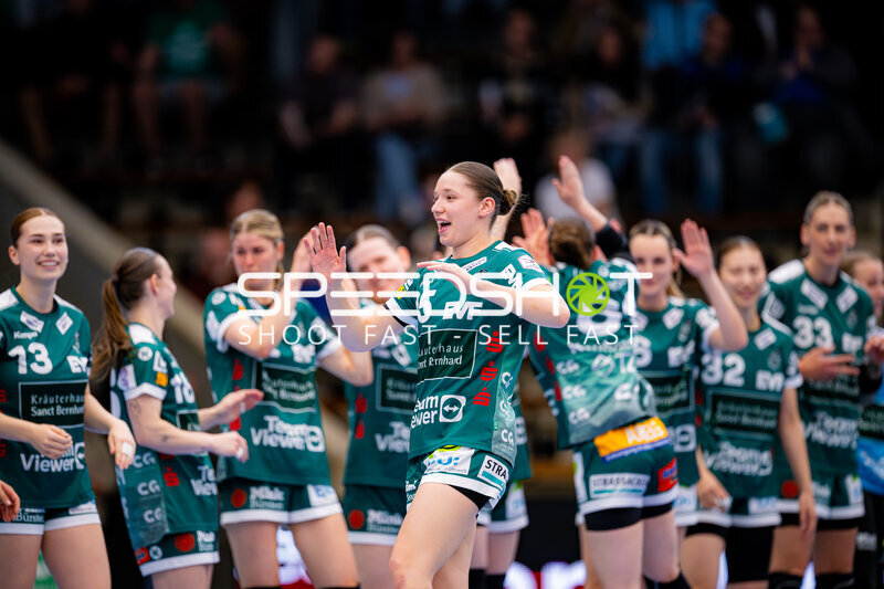 Jubel mit Ann Kynast (5; Frisch auf Göppingen Frauen) und Team