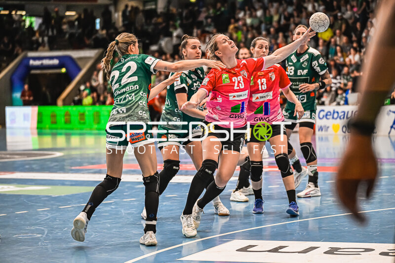 Szene mit Marie Polakova (23; SV Halle-Neustadt) und Nicola Merz (23; Frisch auf Göppingen Frauen)
