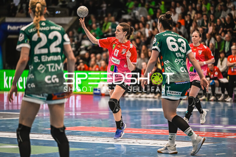 Szene mit Viktoria Marksteiner (10; SV Halle-Neustadt) und Aylin Bornhardt (13; Frisch auf Göppingen Frauen)