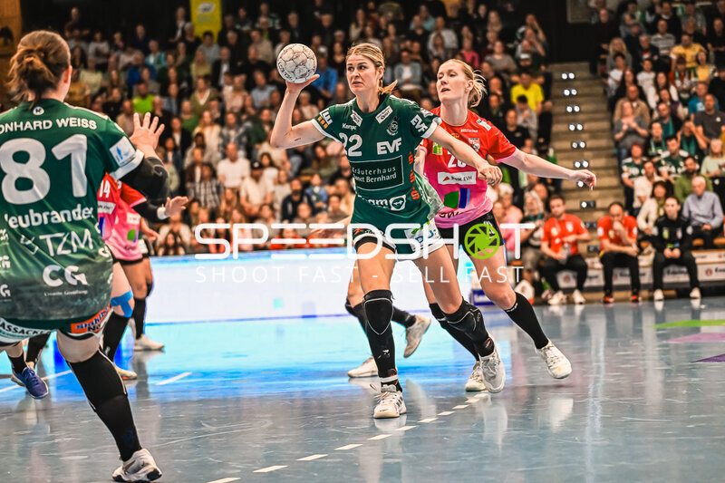 Szene mit Sina Ehmann (22; Frisch auf Göppingen Frauen) und Cara Reuthal (26; SV Halle-Neustadt)