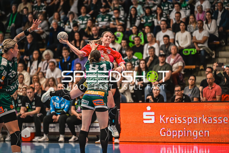 Szene mit 18; SV Halle-Neustadt und Lea Neubrander (81; Frisch auf Göppingen Frauen)