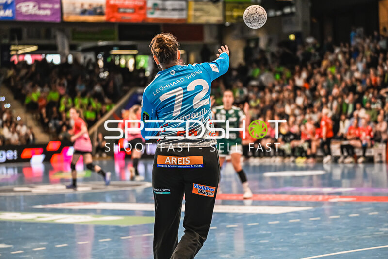 Petra Hlogyik (#72, Frisch auf Göppingen) wirft zum Tor