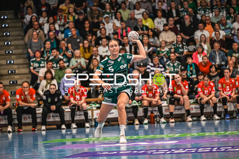 Ann Kynast (5; Frisch auf Göppingen Frauen) mit Wurf in der EWS Arena