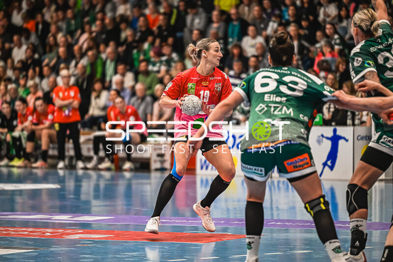 Szene mit Lea Gruber (19; SV Halle-Neustadt) und Stephanie Elies (63; Frisch auf Göppingen Frauen)