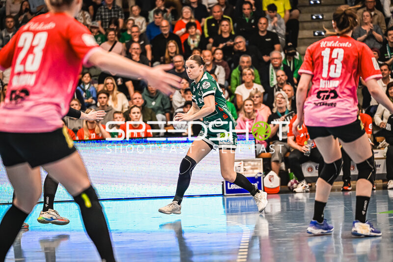 Szene mit Marie Polakova (23; SV Halle-Neustadt) und Madeleine Östlund (13; SV Halle-Neustadt)