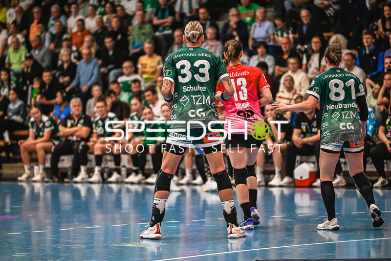 Szene mit Luisa Schulze (33; Frisch auf Göppingen Frauen), Lea Neubrander (81; Frisch auf Göppingen Frauen) und Madeleine Östlund (13; SV Halle-Neustadt)