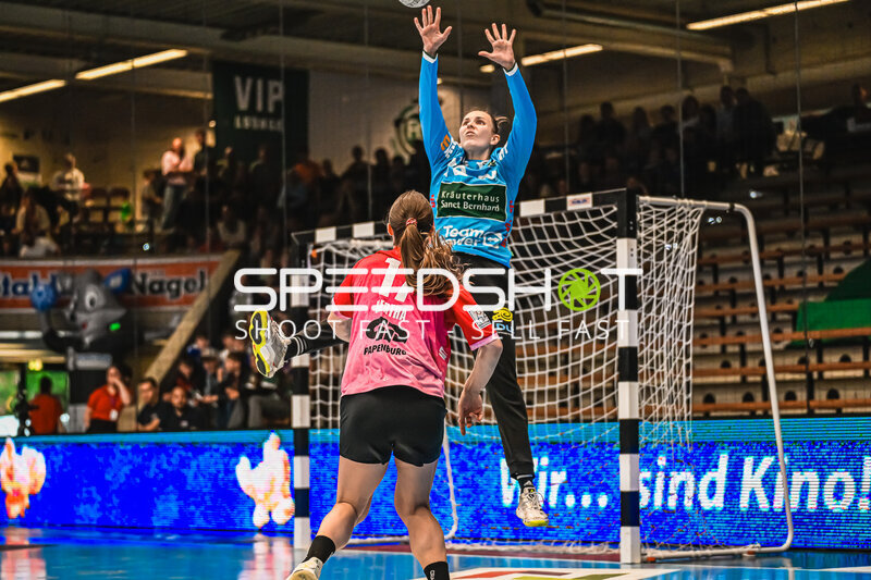 Szene mit Tina Wagenlader (14; SV Halle-Neustadt) und Celina Meißner (61; Frisch auf Göppingen Frauen)