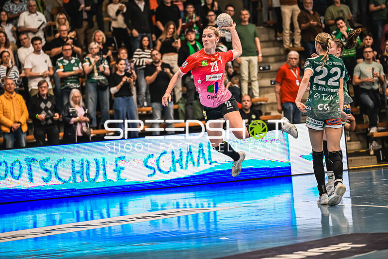 Szene mit Marie Polakova (23; SV Halle-Neustadt) und Sina Ehmann (22; Frisch auf Göppingen Frauen)