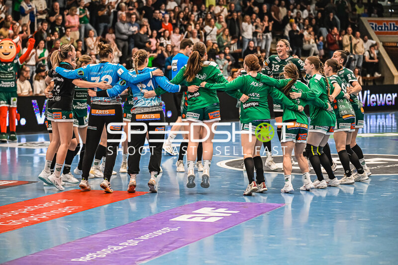 Jubel mit Luisa Schulze (33; Frisch auf Göppingen Frauen) und Team
