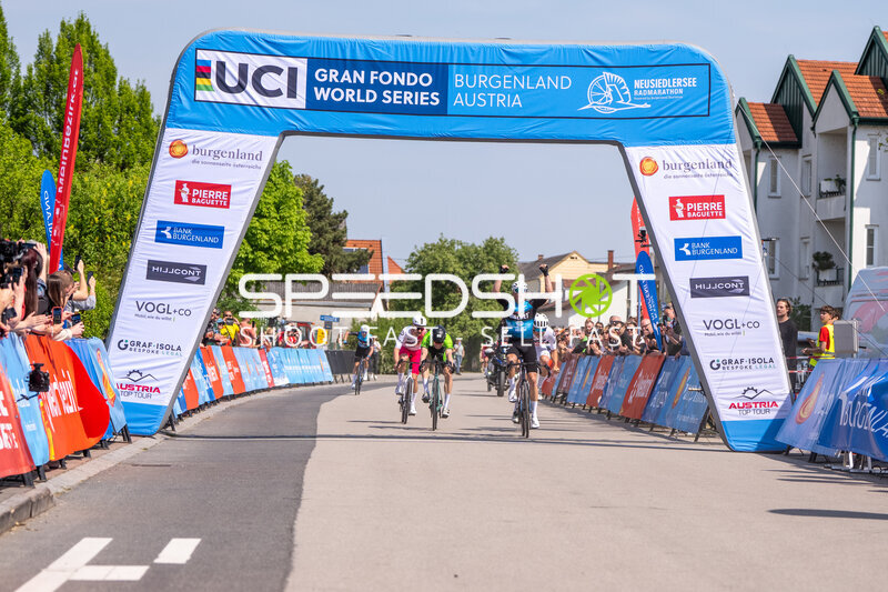 Jubel beim Zieleinlauf in Mörbisch