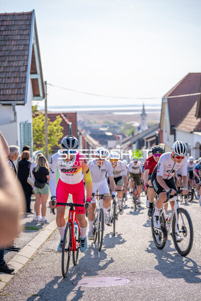 Radfahrer kämpfen in Mörbisch