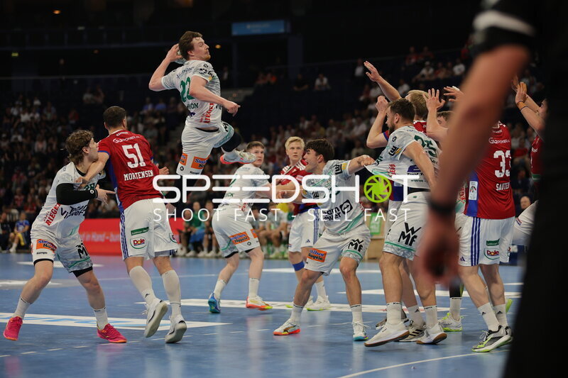 Frederik Bo Andersen (#21; HSV Hamburg) bei Sprungwurf gegen Frisch Auf Göppingen
