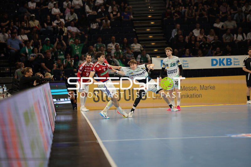 Torsten Jansen beobachtet Spielszene beim DAIKIN HBL Spiel