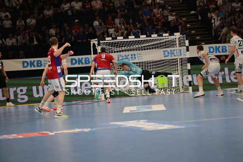Torhüter Tibor Ivanisevic (#16; Frisch Auf Göppingen) bei Parade