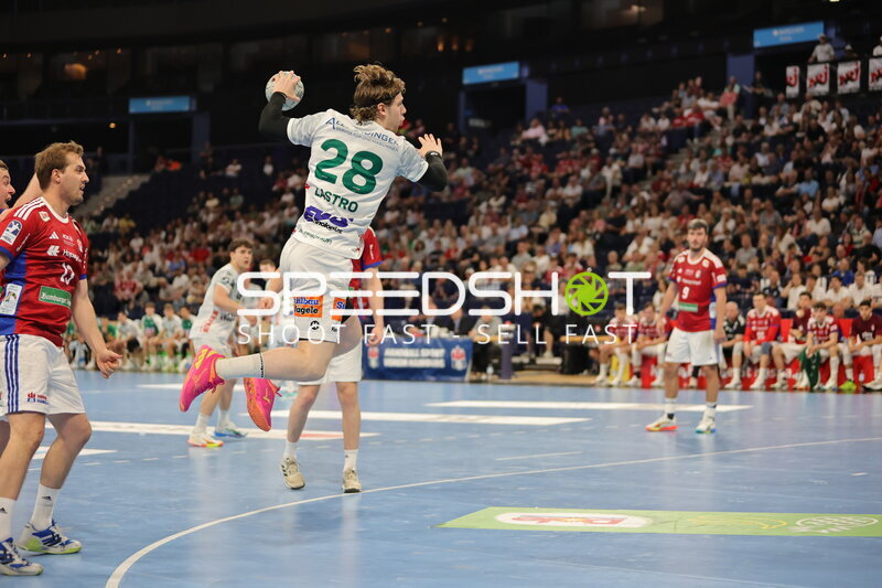 Franko Lastro (#28; Frisch Auf Göppingen) beim Sprungwurf in der Barclays Arena