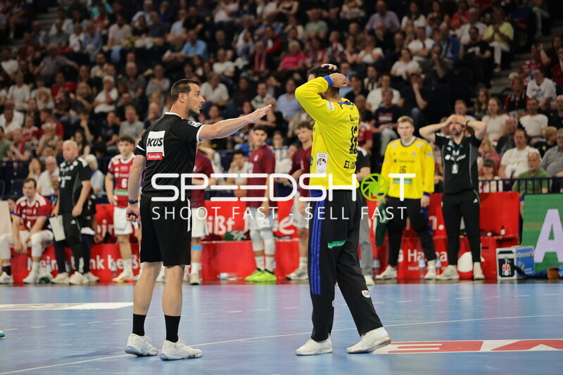 Schiedsrichter bei Spielunterbrechung in der Barclays Arena