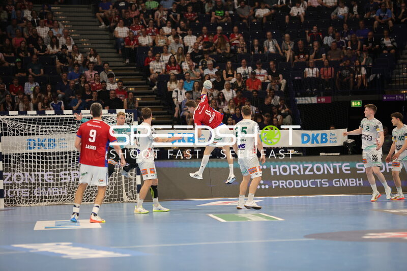 Jacob Lassen (#9; HSV Hamburg) im Sprungwurf gegen Frisch Auf Göppingen