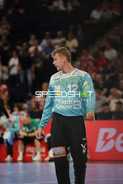 Kristian Saeveras (12; Frisch Auf Göppingen) in stehender Pose