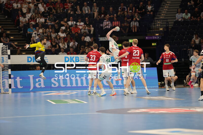 Ludvig Jurmala Åström (#25; Frisch Auf Göppingen) bei Sprungwurf