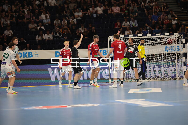 Jacob Lassen, Oskar Sunnefeldt und Frederik Bo Andersen in Spielszene der Barclays Arena