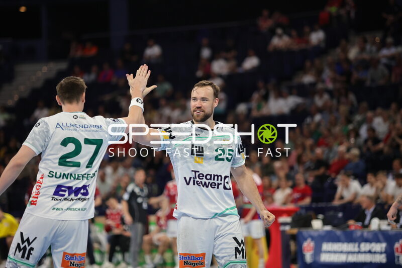 Ludvig Jurmala Åström (#25; Frisch Auf Göppingen) jubelt in der Barclays Arena