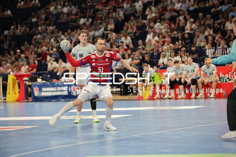 Casper Ulrich Mortensen (#6; HSV Hamburg) bei Wurf in der Barclays Arena