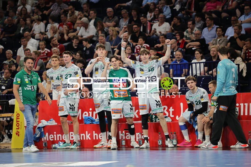Sascha Brodbeck (#21; Frisch Auf Göppingen) und Teamkollegen in der Barclays Arena